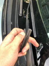 ​雨刷片如何更换胶条（自己动手更换雨刷胶条浅谈）