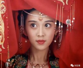 ​她的脸，真的有点恐怖的