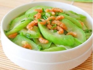 ​丝瓜削皮炒着吃,丝瓜要去皮不