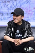 ​《坚如磐石》张艺谋感谢共事二十余年场务工作人员