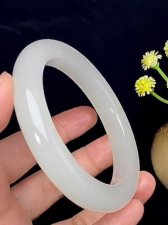 ​怎么挑选玉手镯（这四个标准要记清）