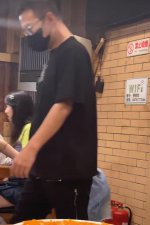 ​章子怡夫妇携子女外出用餐，一人带一娃超有爱，汪峰近状胖了不少