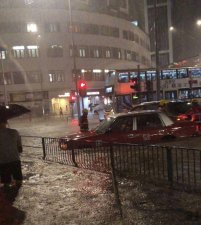 ​香港暴雨！谭咏麟开电车熄火被困水中，感谢消防员紧急救下爱车