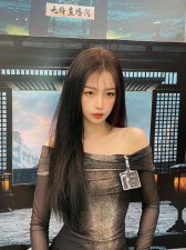 ​虞书欣黑色紧身上衣飒爽酷辣 青色眼影妩媚多姿