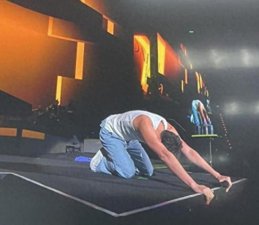 ​王力宏台北演唱会情绪激动 双膝跪地哽咽到说不出话