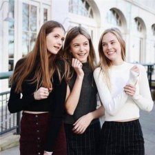 ​简洁明了新婚贺语八字：是白发苍苍的你们彼此相携走过…