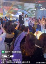 ​54岁毛宁现身西安捞金！陪富婆唱一首歌赚150万，面部僵硬疑整容