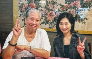 ​洪金宝近照曝光，与日本女星合影消瘦不少，精神状态令人欣慰