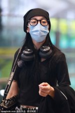 ​迪丽热巴黑 T 搭配牛仔裤现身机场 潮酷有型满满宅女风