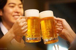 ​为什么酒要用玻璃瓶装(为什么酱酒不用玻璃瓶装)