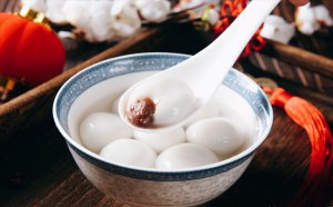 ​速冻汤圆怎么煮不会破-煮速冻汤圆的技巧（冰冻汤圆用开水煮还是冷水煮）
