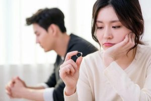 ​女朋友出轨了怎么办睿智男友的处理方法（女朋友出轨了该怎么处理才是最好的）