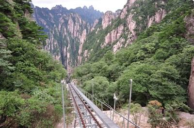 2.选择走黄山大道，从南门出发前往西海大峡谷或者莲花峰。