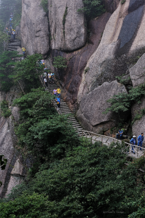 1.自驾的话选择黄山大道，最好是走黄山北路前往的，因为这条路虽然没有市区那么繁华，但是也不算太远了。