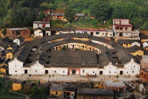 第四天：五华老君山、五指山景区、大埔客家围龙屋以及梅县区博物馆，还有华侨城，这里有很丰富的地方美食。&&