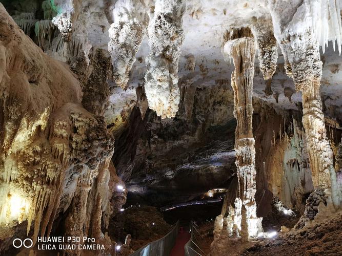 1、巴马瑶族自治县巴林水晶宫