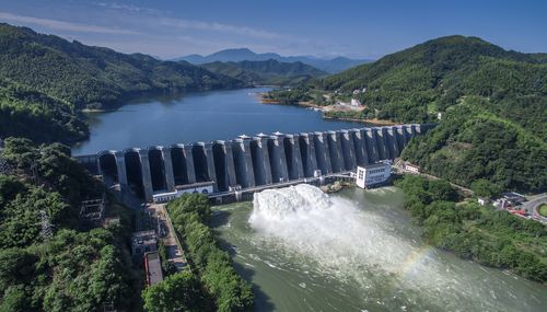 1、水库大坝附近