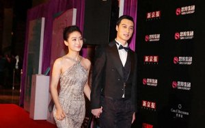​陶昕然和老公高调亮相！她穿挂脖裙身材少女，老公大背头也不油腻