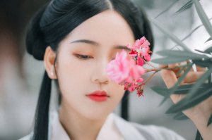 ​小说：后宫佳丽三千，只有这个傻乎乎的小答应入了他的眼