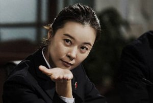 ​她是著名女演员，爷爷是开国上将，全家人都反对她进娱乐圈