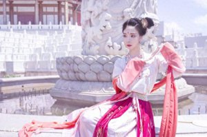 ​小说：熊猫妈妈死后，两个月大的熊猫崽子饿晕时，发现一棵竹子