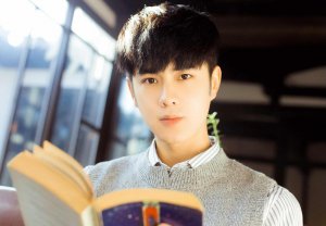 ​小说：女子在总裁面前提其他男人，总裁吃醋了强吻惩罚她