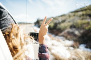 ​小说：前男友求复合，我不答应想逃走，他怒了，一把将我抵在墙上