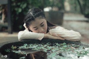 ​小说：她穿越成被打入冷宫的皇后，每天只能喝稀粥，鸡蛋都吃不上