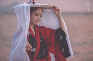​小说：女扮男装的小皇帝误把摄政王当暖炉抱住，隔天醒来她傻眼了