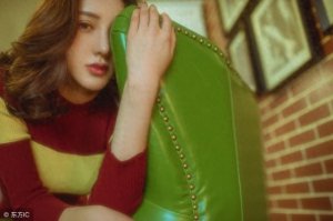 ​小说：飞机失事，小伙和美女总裁流落荒野求生，地上多出离奇大坑