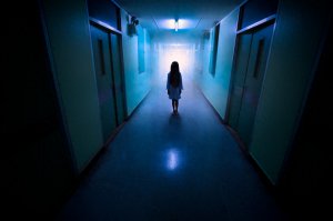 ​小说：一个长相猥琐的男人，挂在小女孩的身上，只有我能看见他
