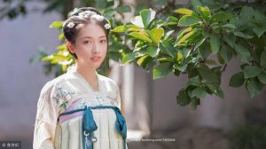 ​小说：失手打翻花瓶，从瓶里掉出麝香，娘娘小产真相竟是因为有它