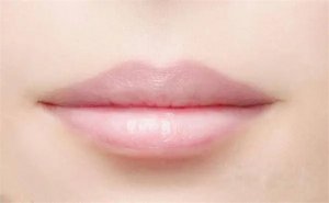 ​女人嘴唇厚有什么说法？女人嘴唇下面厚好吗？