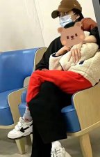 ​杨颖禁言风波后首露面 抱着儿子深夜看急诊