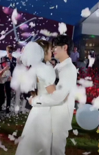 ​千万粉网红求婚现场曝光，下跪送女友鸽子蛋钻戒，画面奢华浪漫