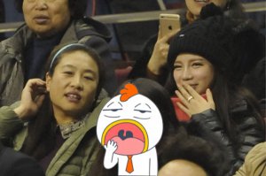 ​郭艾伦空姐女友妩媚助阵 手机为镜轻抚红唇看看也醉（图）