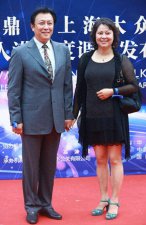 ​65岁唐国强全家近照，二婚娶小12岁混血美女，儿子为陈凯歌弟子
