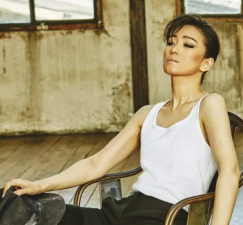 年纪越大越敢穿的女星 前面的衣服再也合不拢了