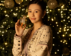 邱淑贞20岁大女儿一身名牌 对于时尚圈似乎更为喜欢