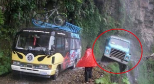 ​世界上最危险的公路，Yungas公路第一夺命公路每年平均有300人丧命于此