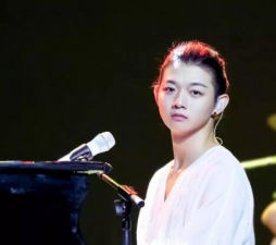 霍尊的父亲是谁？大名鼎鼎的歌唱家火风(歌曲曾火遍大江南北)