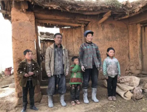 中国最穷的地方，四川大凉山彝族穷到骨子里的地方(人畜混居的房子)