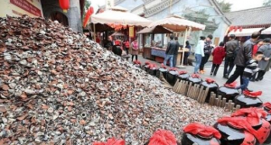 抖音网红西安摔碗酒在哪里，永兴坊特色美食街5元钱1碗(岁岁平安)